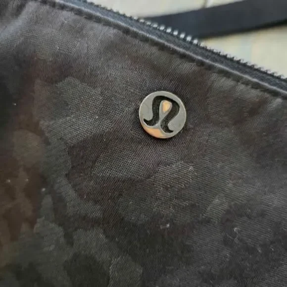 lululemon clutch purse black camo - Picture 6 of 9